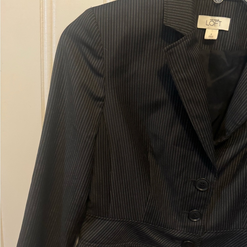 Ann Taylor Loft Pinstriped Black Blazer - Size 6 - Picture 5 of 8
